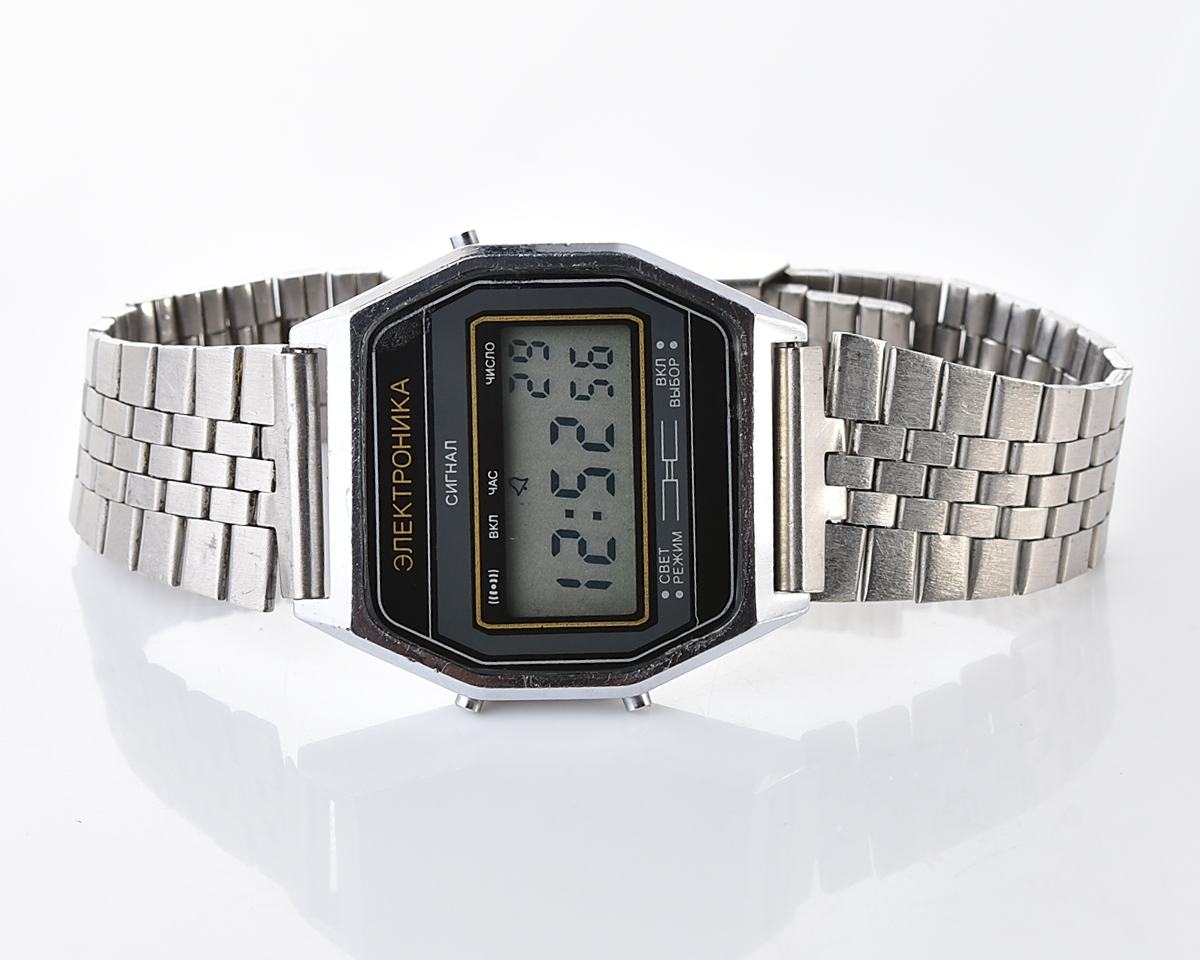 Digital vintage USSR wristwatch Electronika-52 with vintage stainless steel bracelet