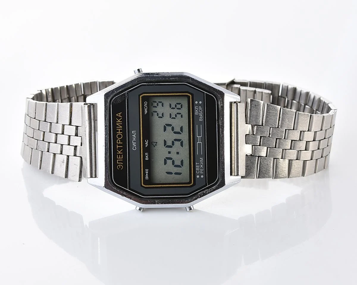 Digital vintage USSR wristwatch Electronika-52 with vintage stainless steel bracelet