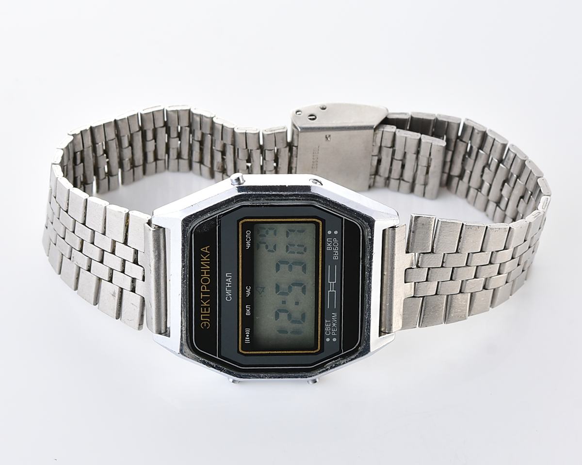 Digital vintage USSR wristwatch Electronika-52 with vintage stainless steel bracelet