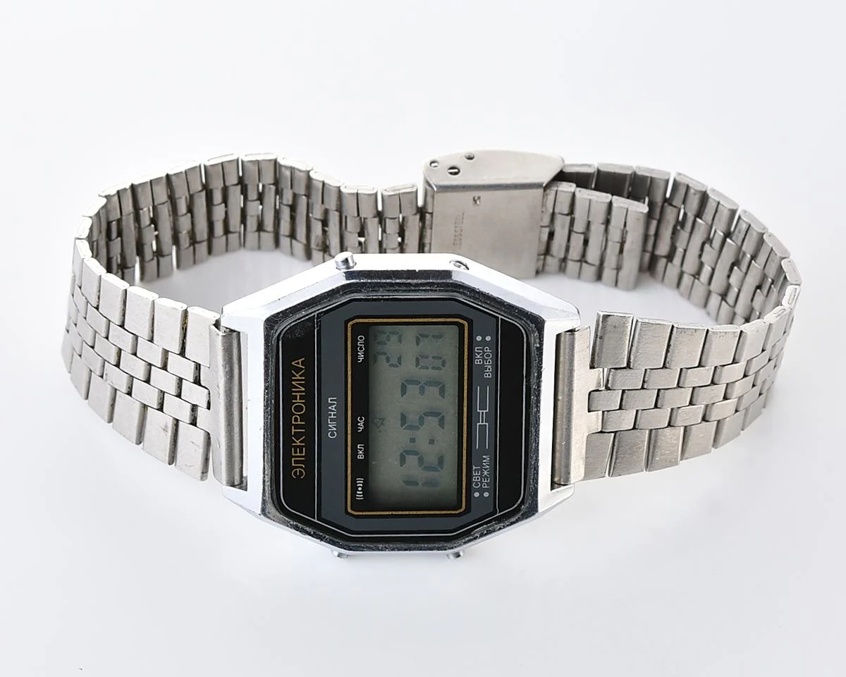 Digital vintage USSR wristwatch Electronika-52 with vintage stainless steel bracelet