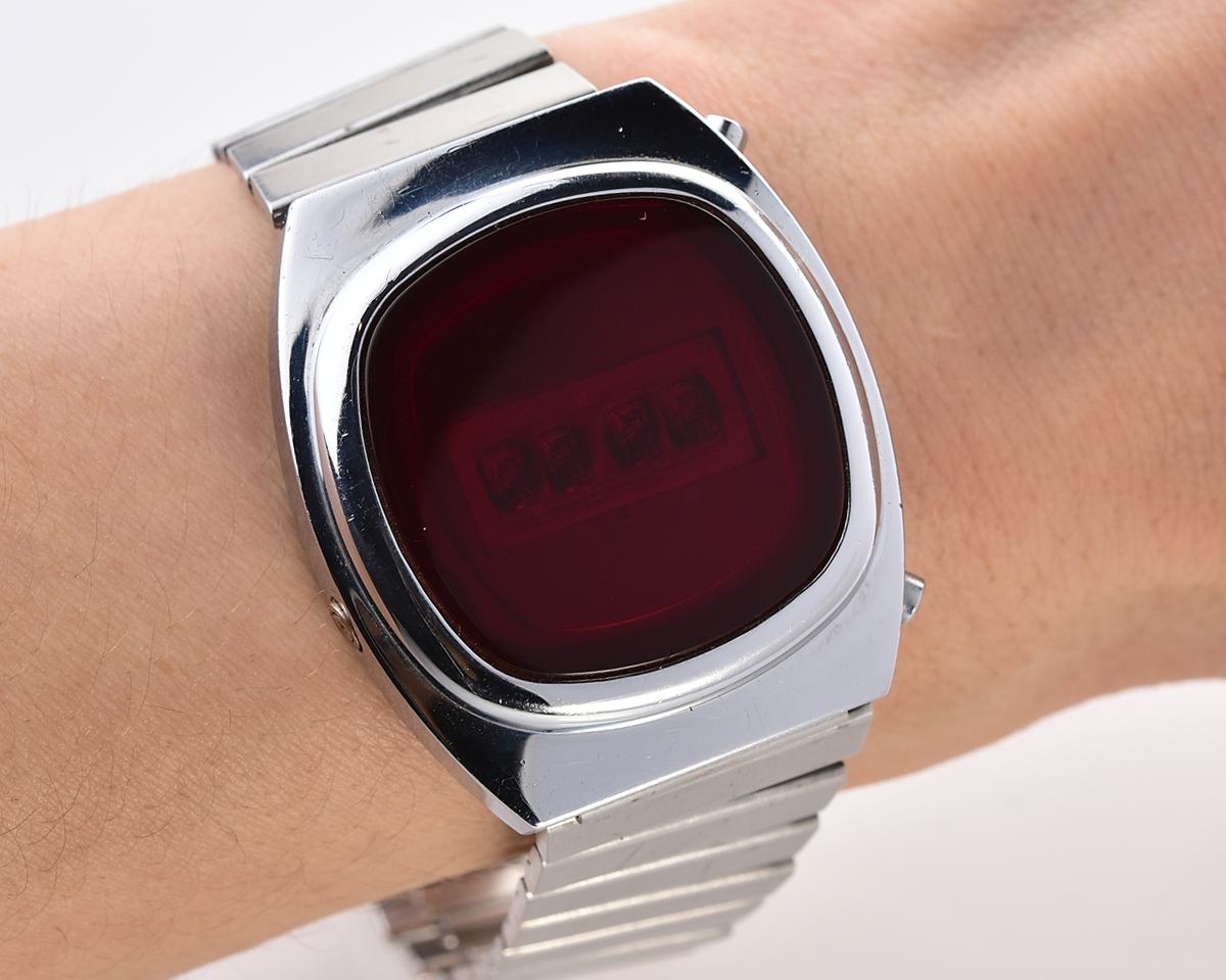 First RED LED Digital Vintage USSR wristwatch Electronika E-1 "illuminator" Pulsar!