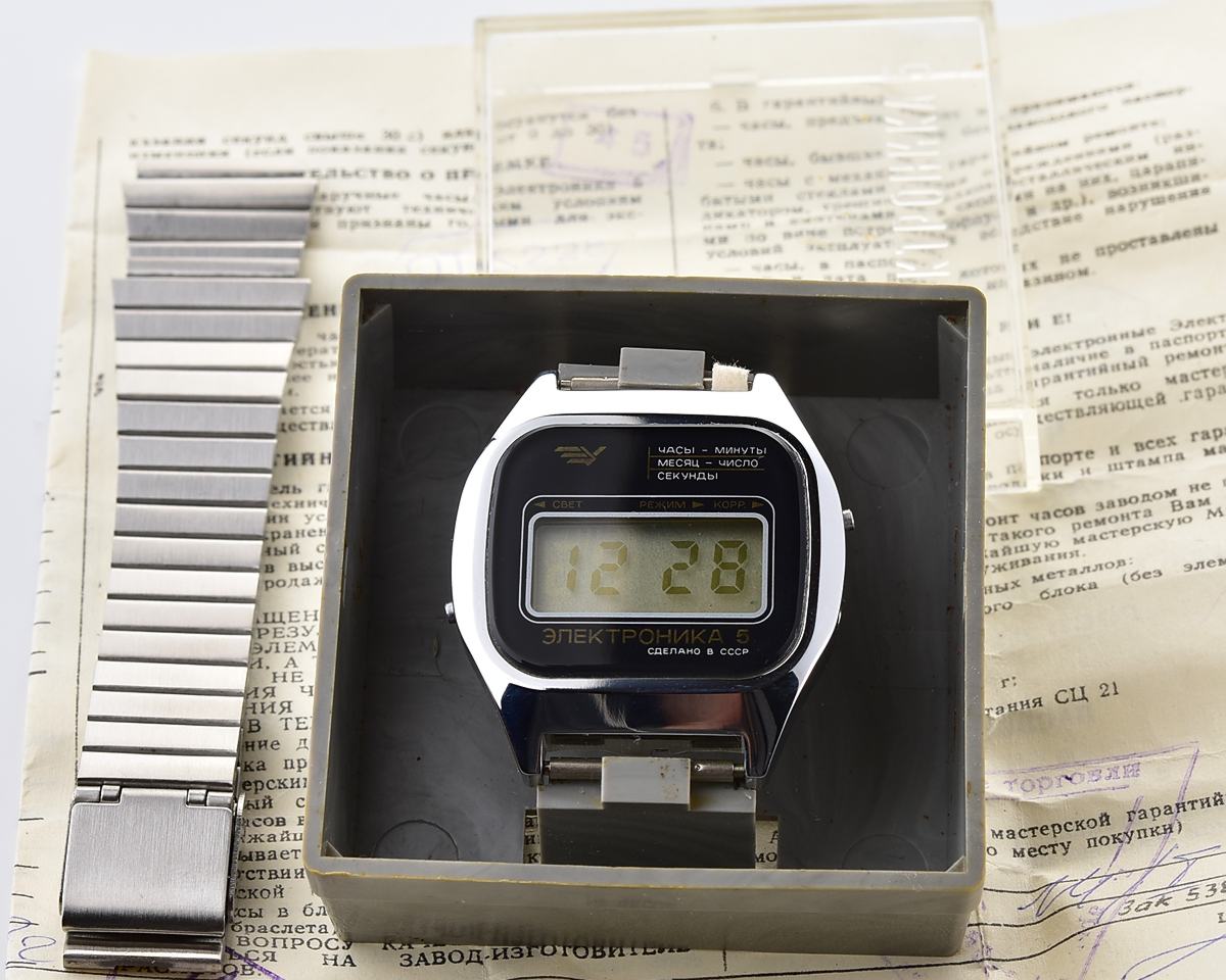 Vintage soviet digital watch Electronika 5 with box and new stainless steel bracelet