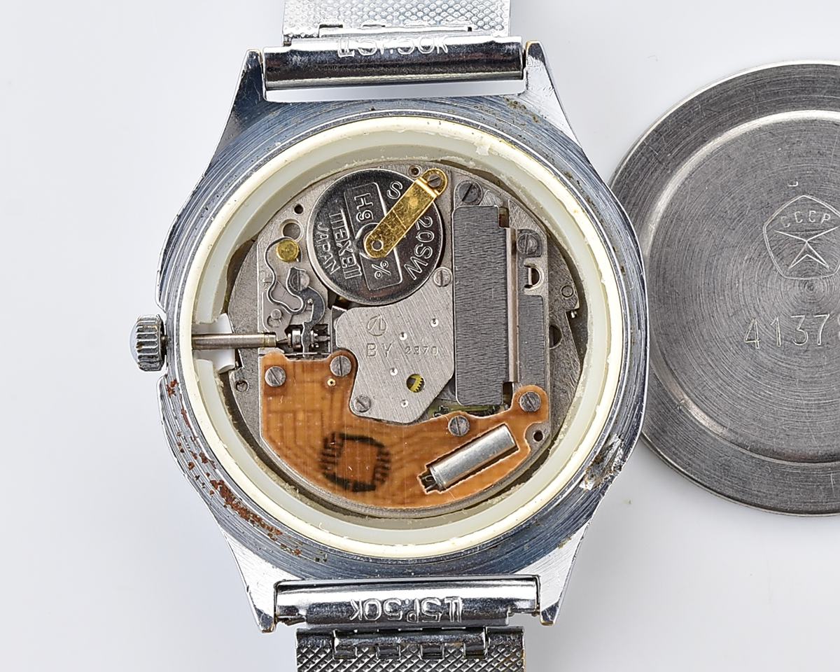 Luch quartz watch with moving Sun/Moon across the dial