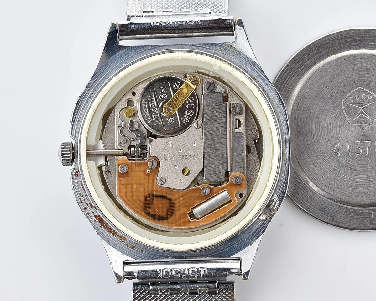 Luch quartz watch with moving Sun/Moon across the dial