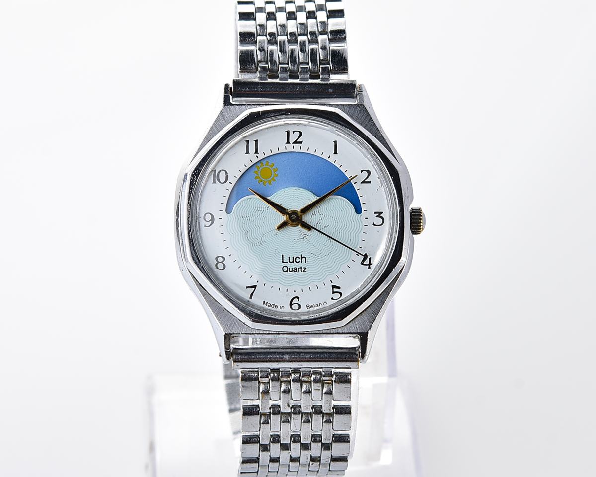 Luch quartz watch with moving Sun/Moon across the dial