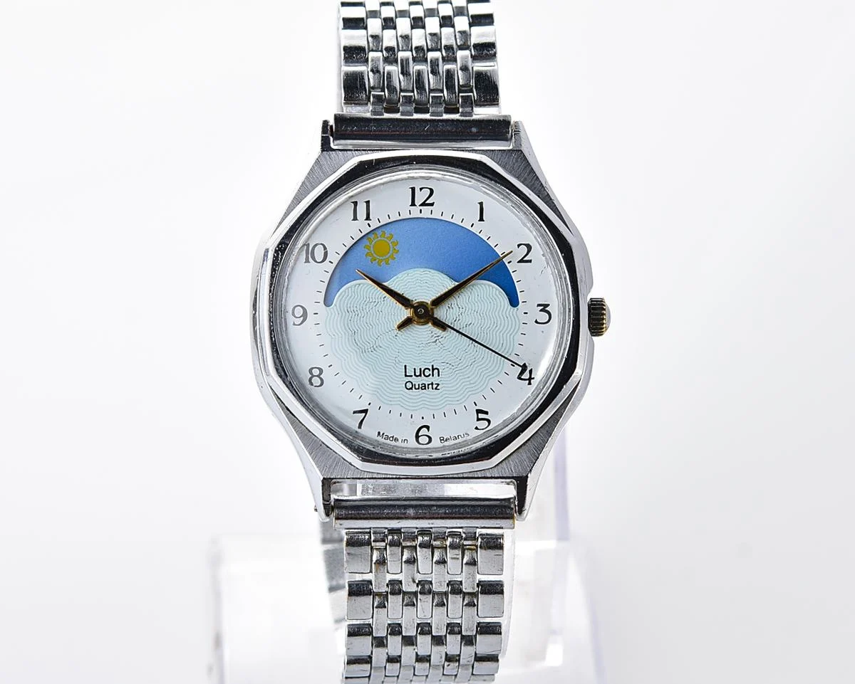 Luch quartz watch with moving Sun/Moon across the dial