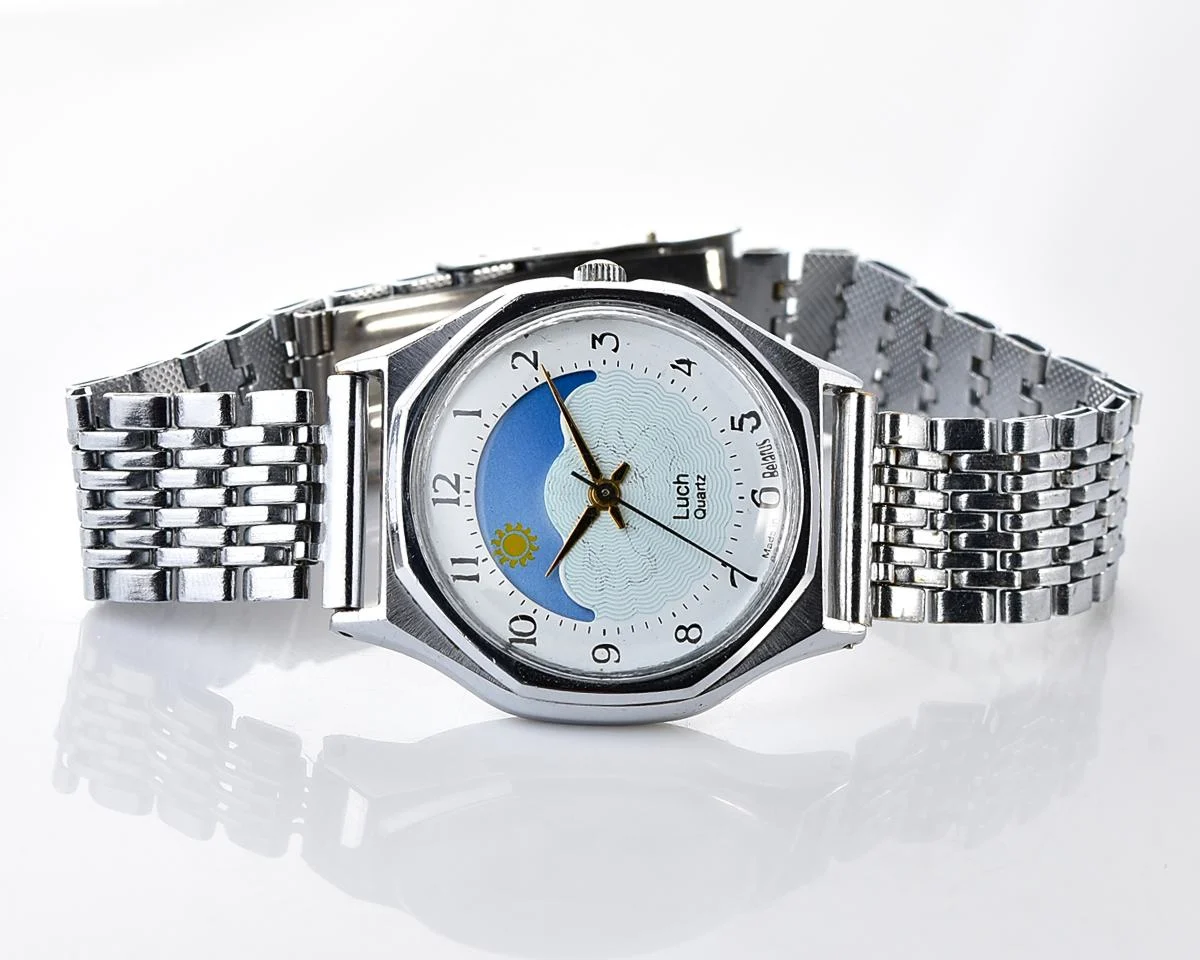 Luch quartz watch with moving Sun/Moon across the dial