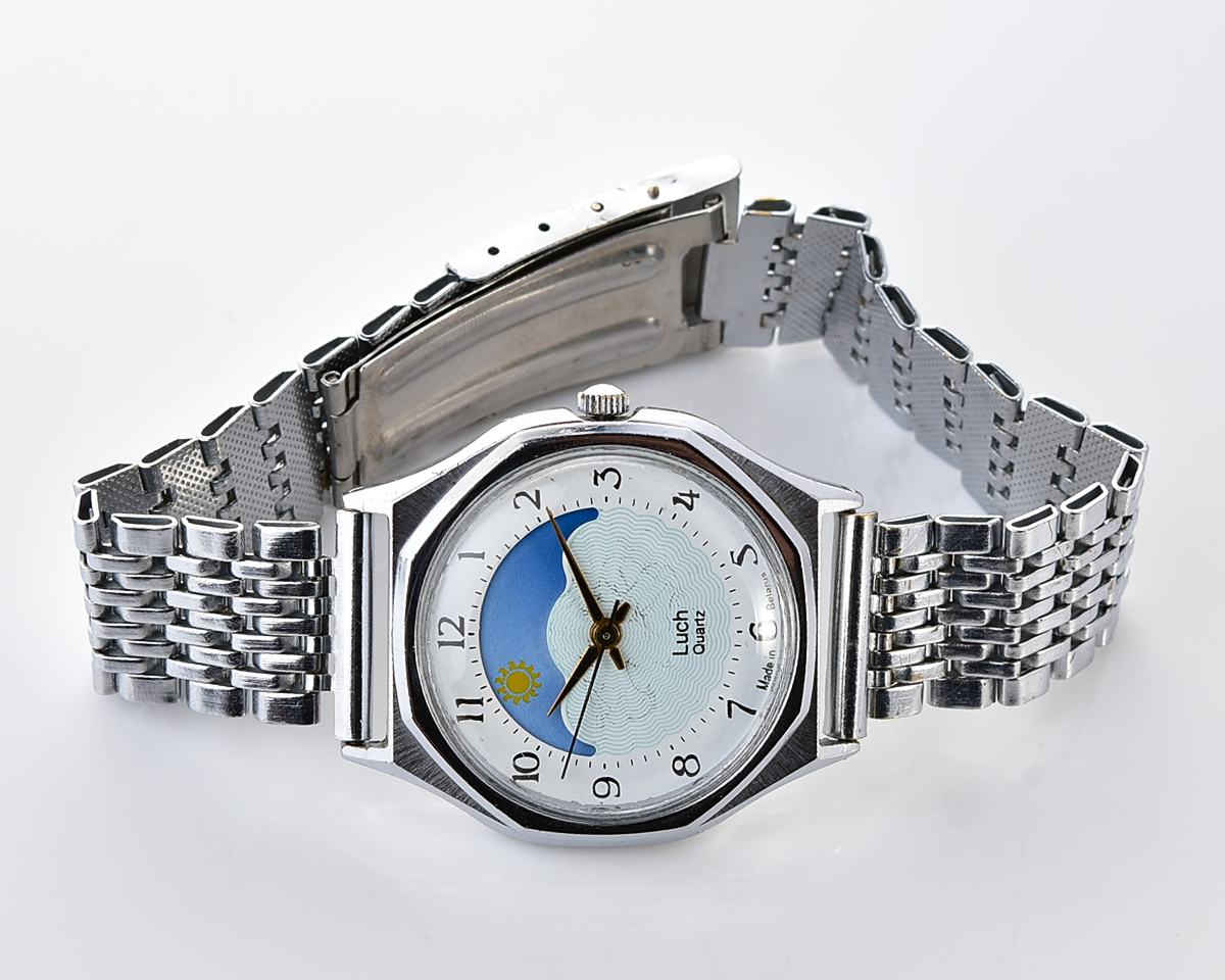Luch quartz watch with moving Sun/Moon across the dial