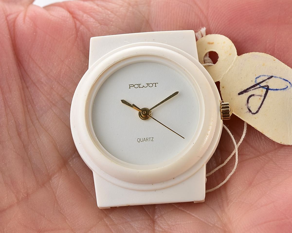 TIME CAPSULE: Soviet POLJOT wrist watch with quartz movement – New Old Stock(NOS)!