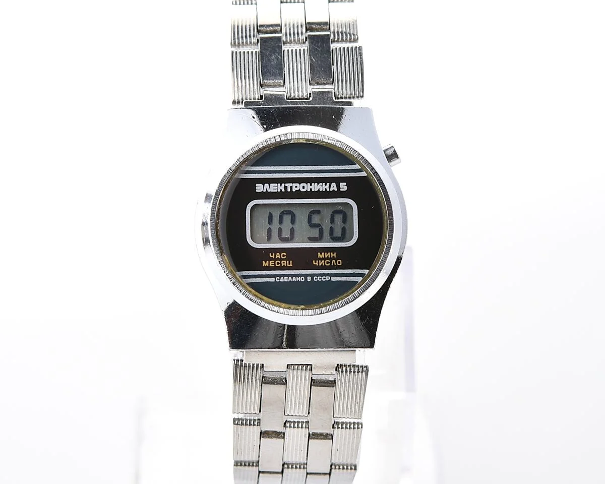 Digital vintage USSR ladies wristwatch Electronika-5 with stainless steel bracelet