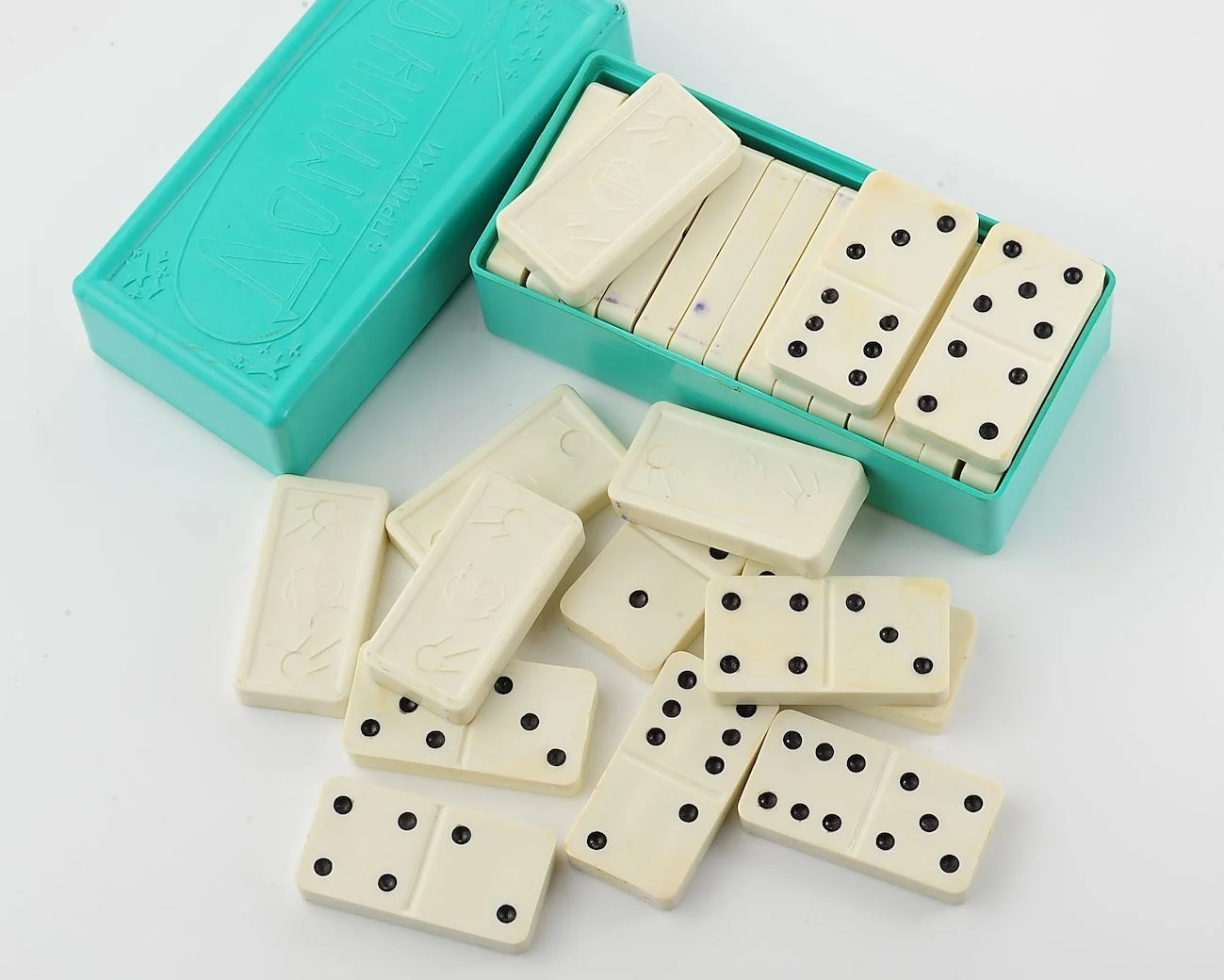 Vintage Soviet Domino set in a turquoise space-age box – rocket & stars lid, Sputnik-pattern tiles, made in Pryluky - Image 2
