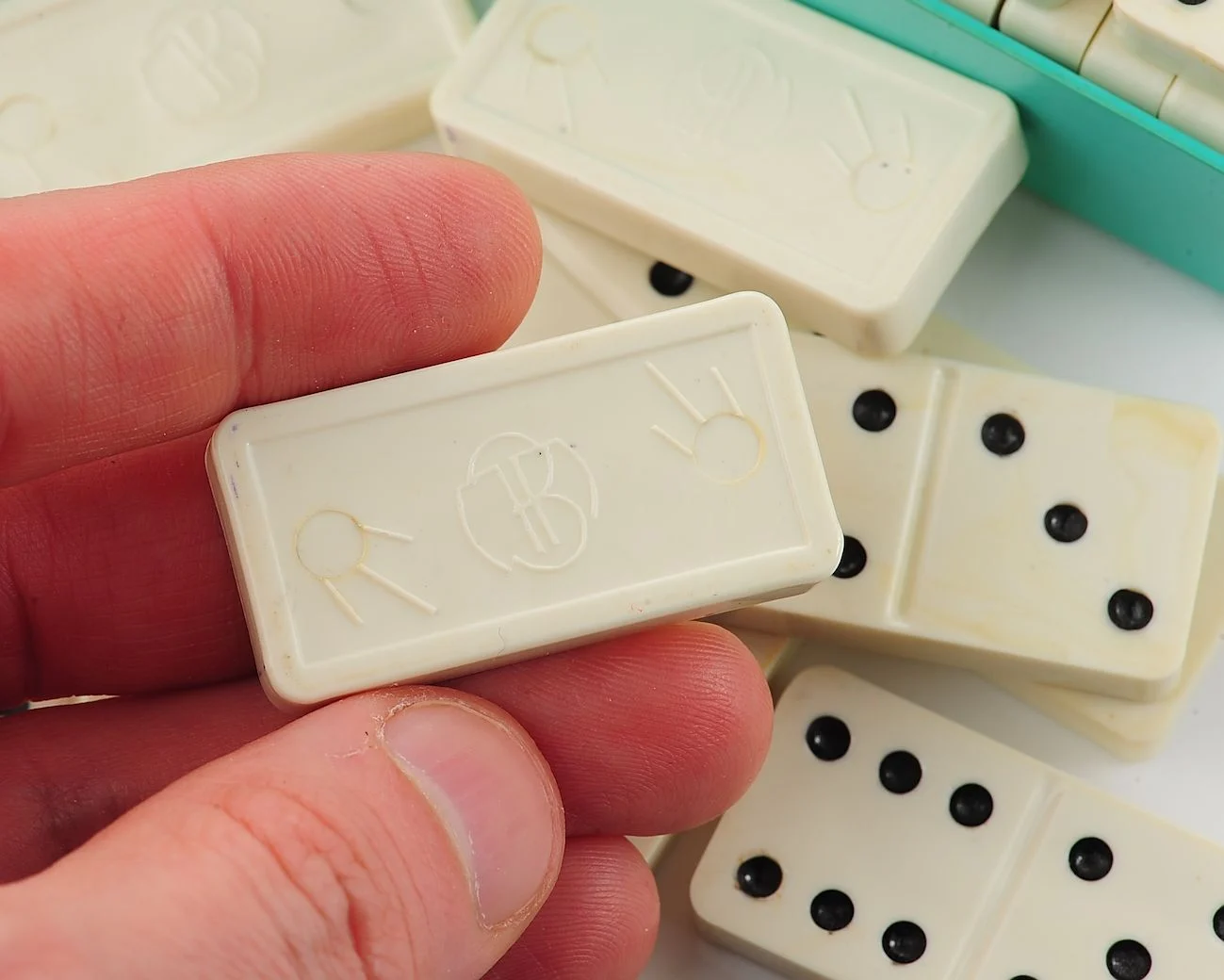 Vintage Soviet Domino set in a turquoise space-age box – rocket & stars lid, Sputnik-pattern tiles, made in Pryluky - Image 4