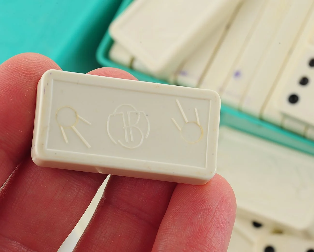 Vintage Soviet Domino set in a turquoise space-age box – rocket & stars lid, Sputnik-pattern tiles, made in Pryluky - Image 6