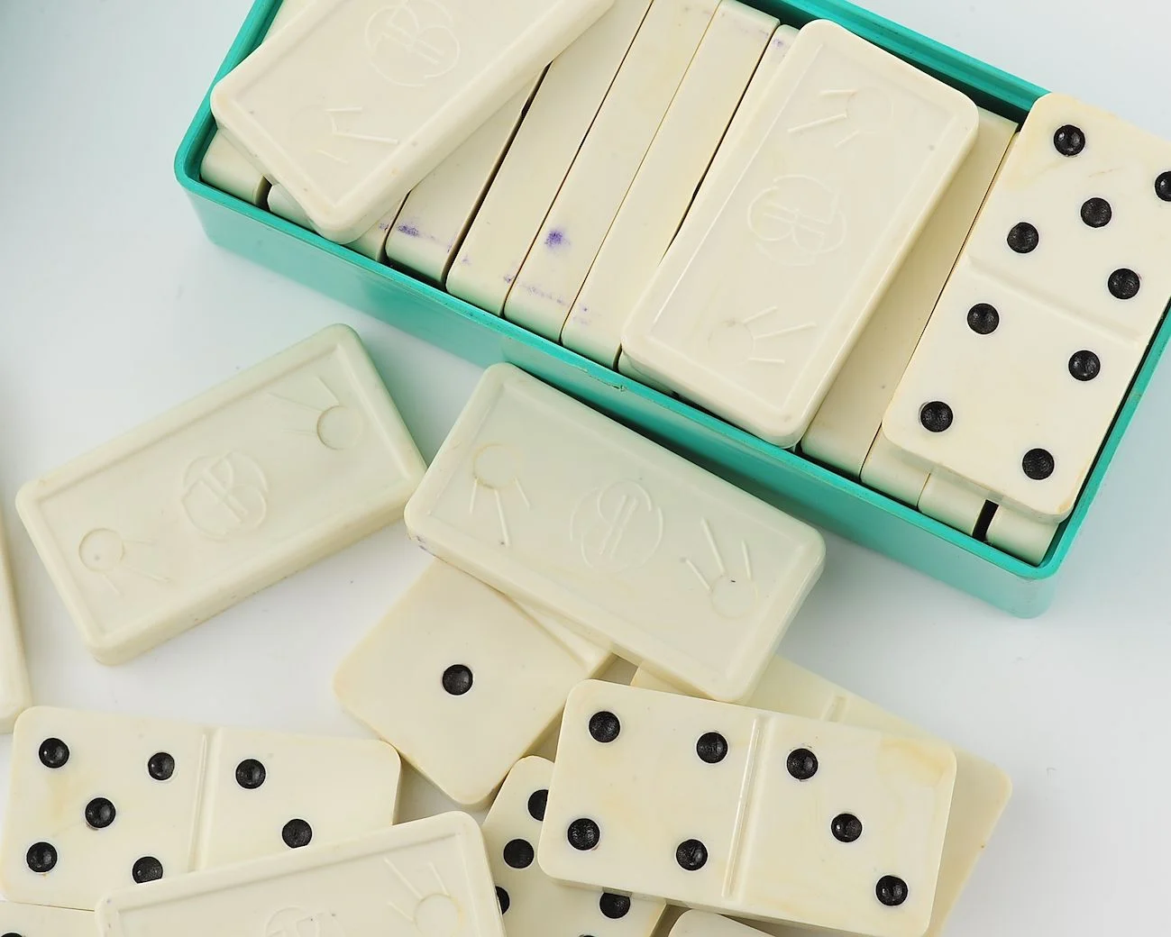Vintage Soviet Domino set in a turquoise space-age box – rocket & stars lid, Sputnik-pattern tiles, made in Pryluky - Image 7