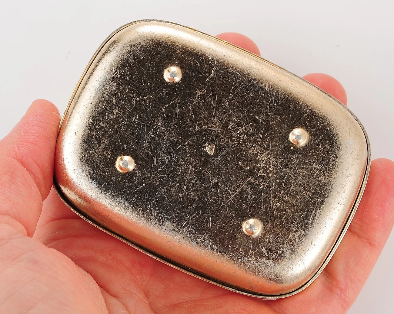 Vintage Soviet aluminium soap box – enamelled Kolobok fairy-tale lid, gold-tone travel soap case - Image 7