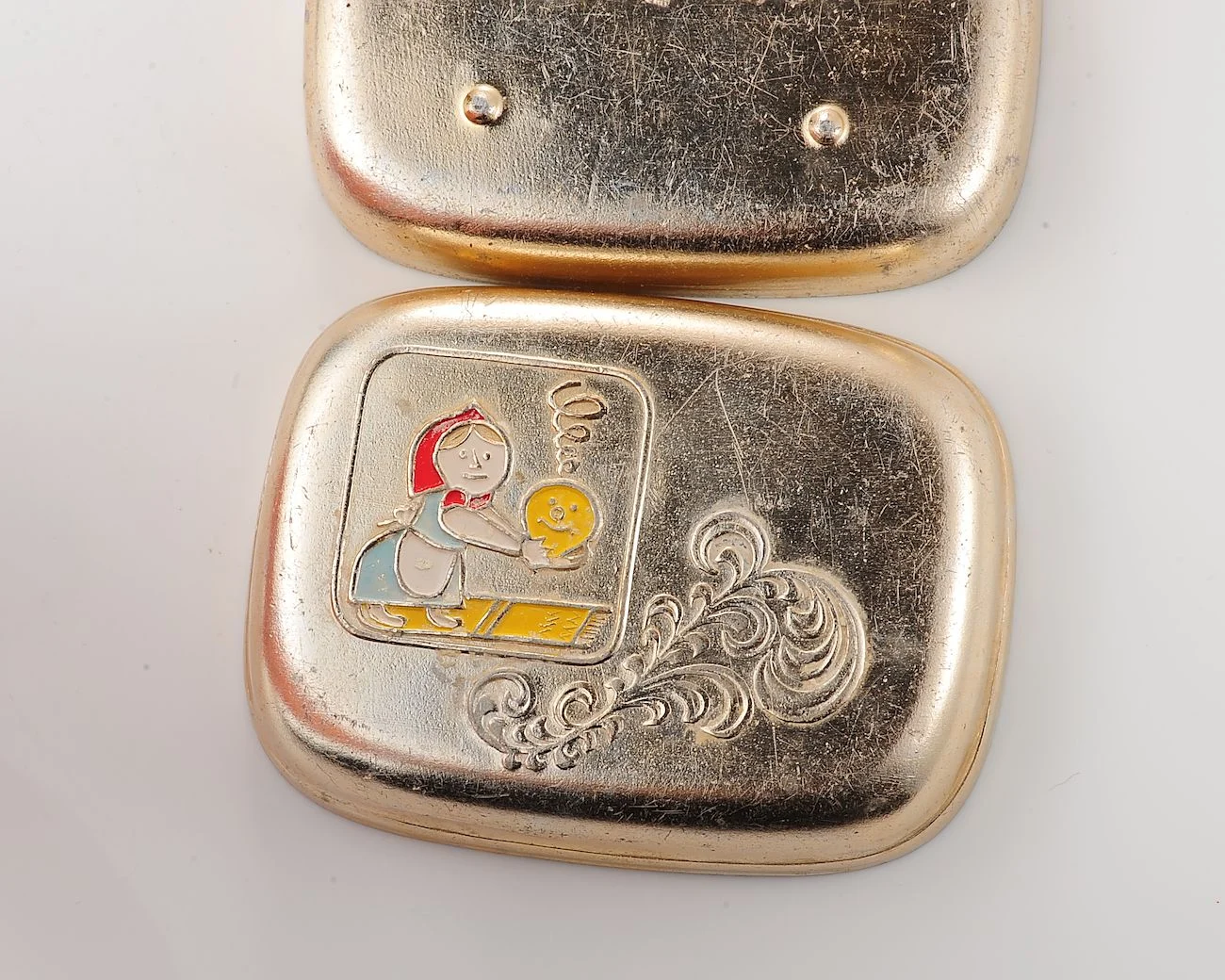Vintage Soviet aluminium soap box – enamelled Kolobok fairy-tale lid, gold-tone travel soap case - Image 5