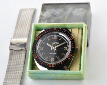 Vintage Soviet Raketa quartz watch with box&passport + Raketa branded steel bracelet!