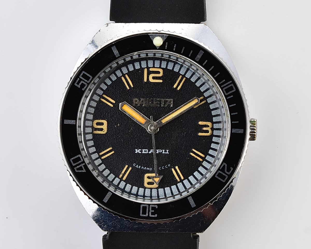 Vintage soviet RAKETA quartz wristwatch with rotating bezel