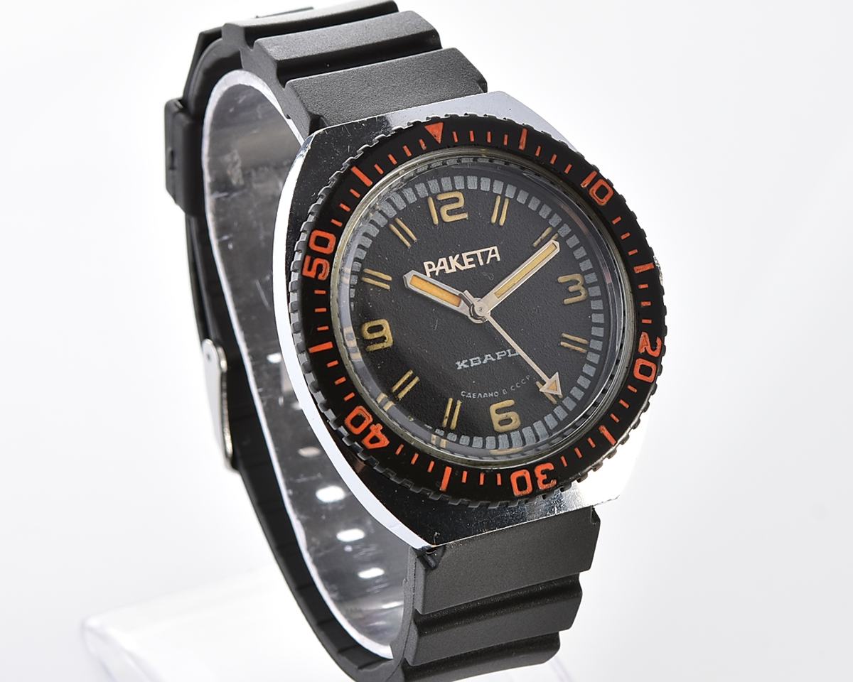 Vintage soviet RAKETA quartz wristwatch with rotating bezel