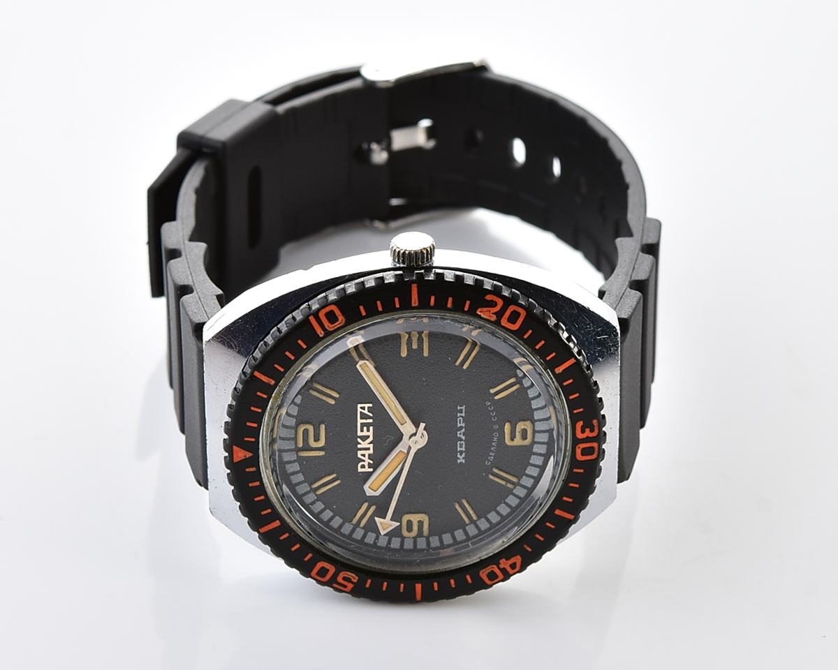 Vintage soviet RAKETA quartz wristwatch with rotating bezel