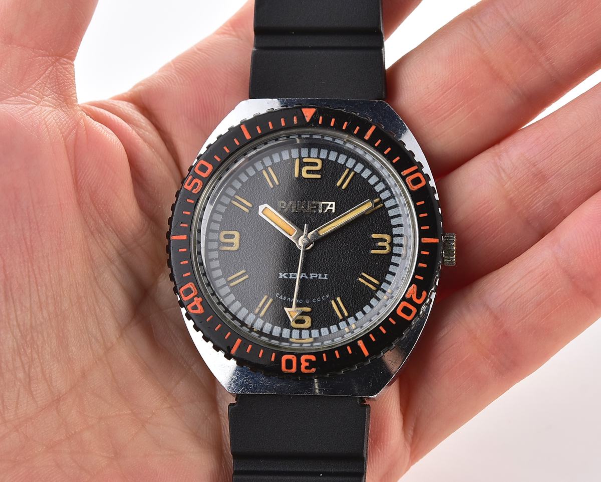 Vintage soviet RAKETA quartz wristwatch with rotating bezel