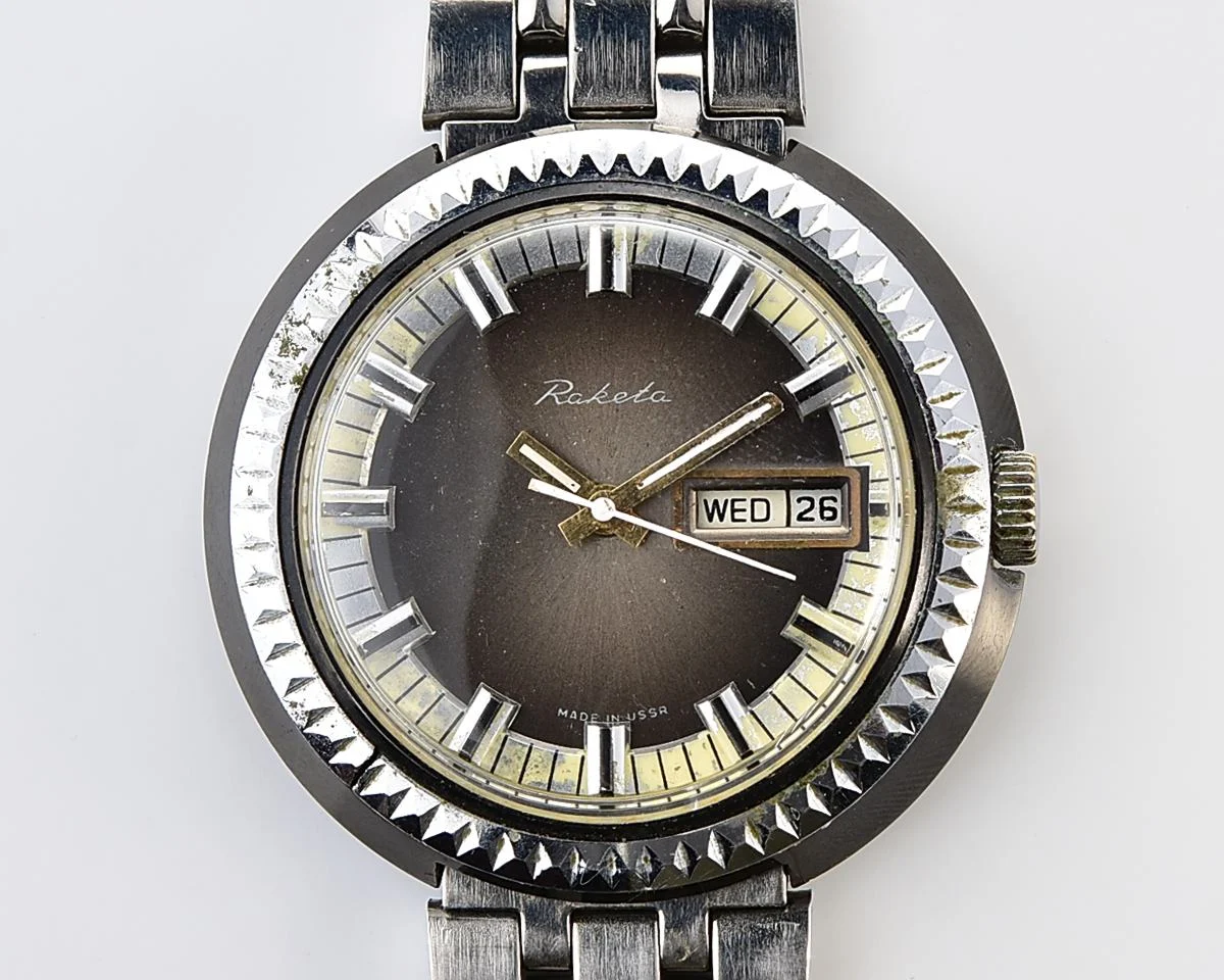 Vintage soviet RAKETA mechanical watch with day / date calendar