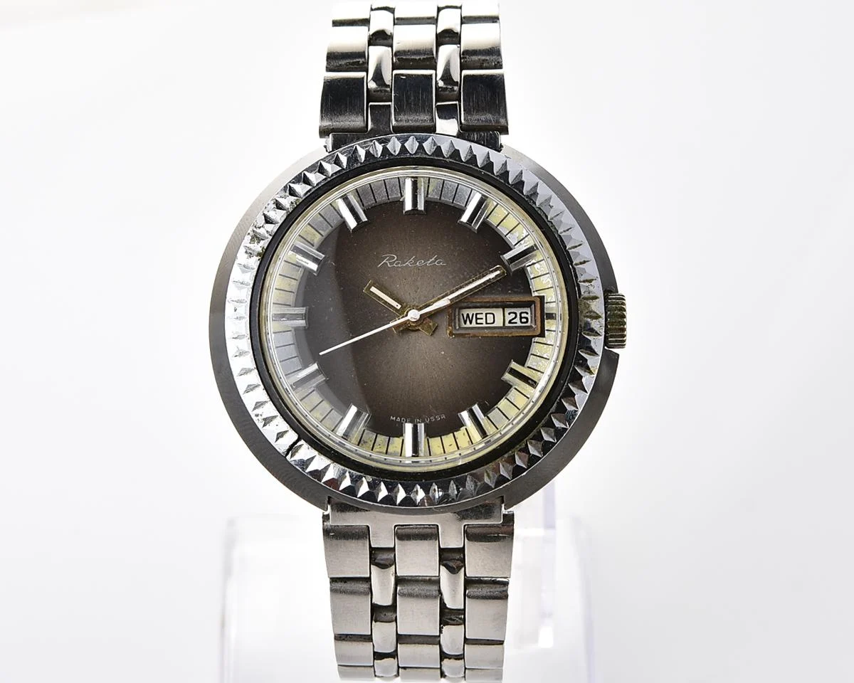 Vintage soviet RAKETA mechanical watch with day / date calendar