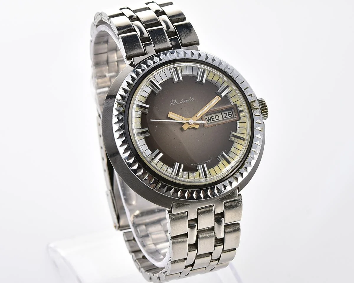 Vintage soviet RAKETA mechanical watch with day / date calendar