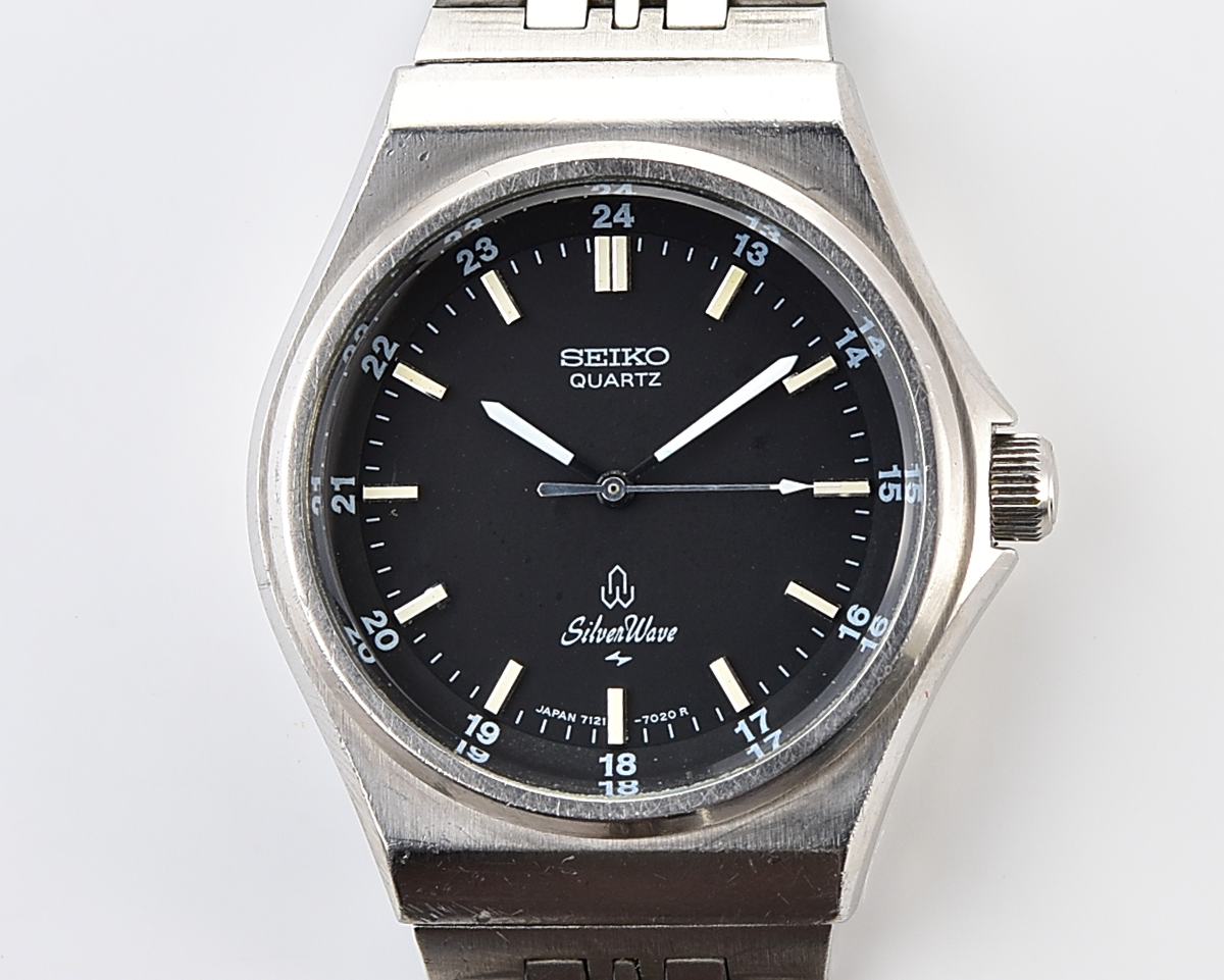 Retro Sport Elegance: Vintage 1979 Seiko SilverWave with black "Military Dial"