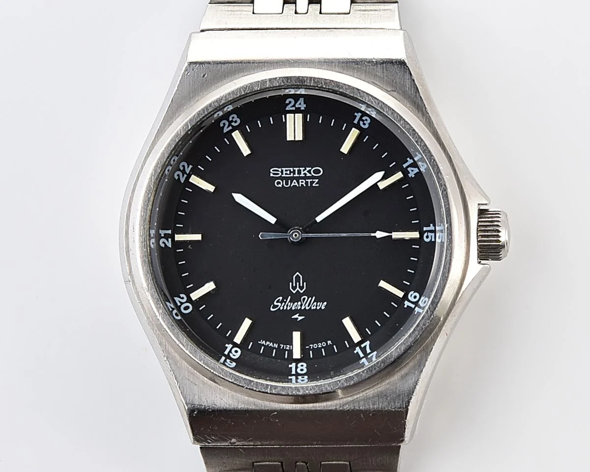 Retro Sport Elegance: Vintage 1979 Seiko SilverWave with black "Military Dial"