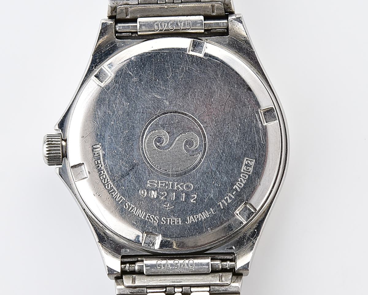 Retro Sport Elegance: Vintage 1979 Seiko SilverWave with black "Military Dial"