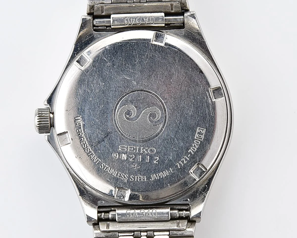 Retro Sport Elegance: Vintage 1979 Seiko SilverWave with black "Military Dial"