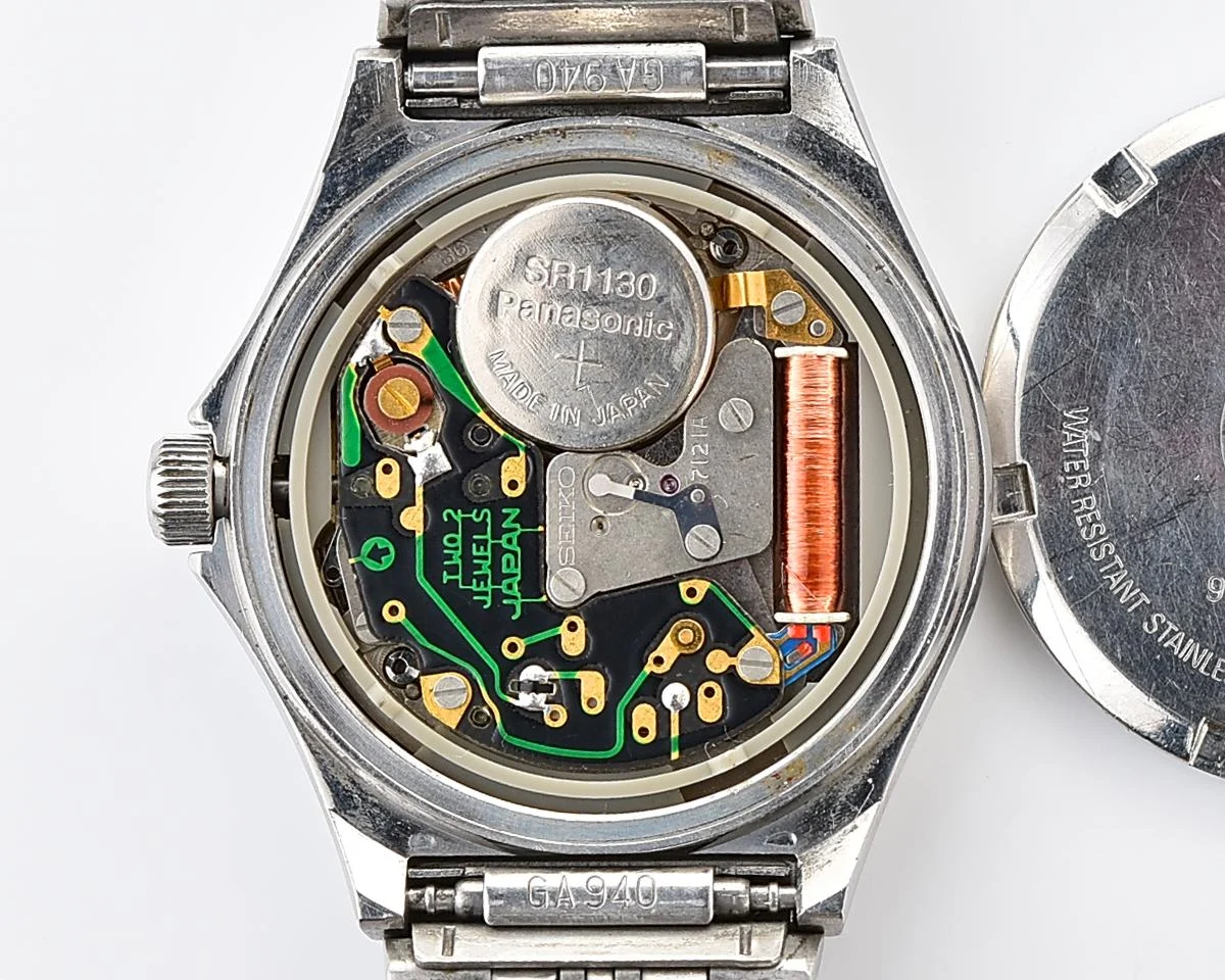Retro Sport Elegance: Vintage 1979 Seiko SilverWave with black "Military Dial"