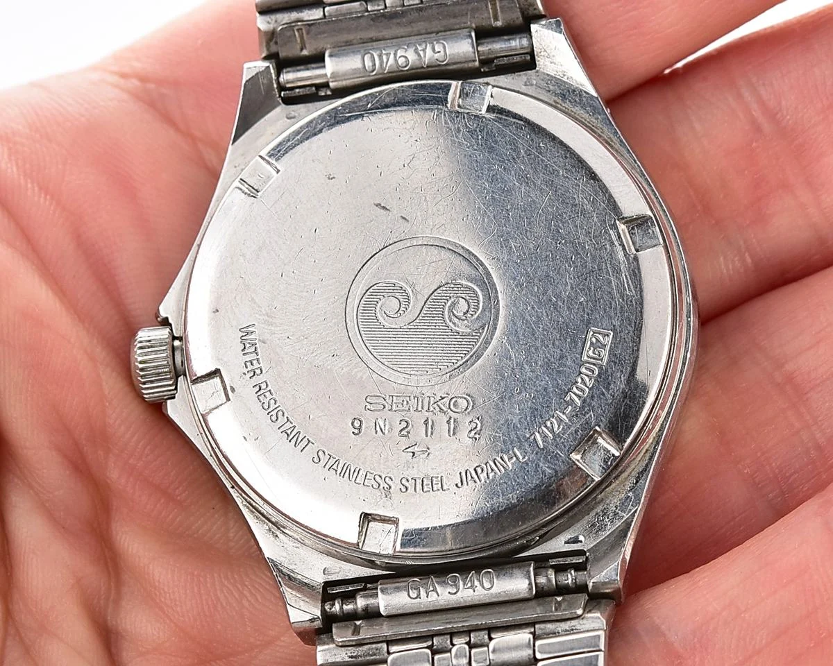 Retro Sport Elegance: Vintage 1979 Seiko SilverWave with black "Military Dial"