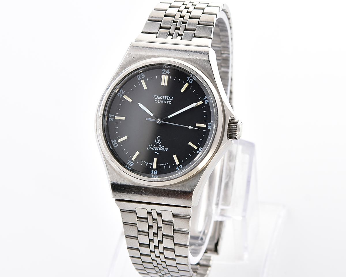 Retro Sport Elegance: Vintage 1979 Seiko SilverWave with black "Military Dial"
