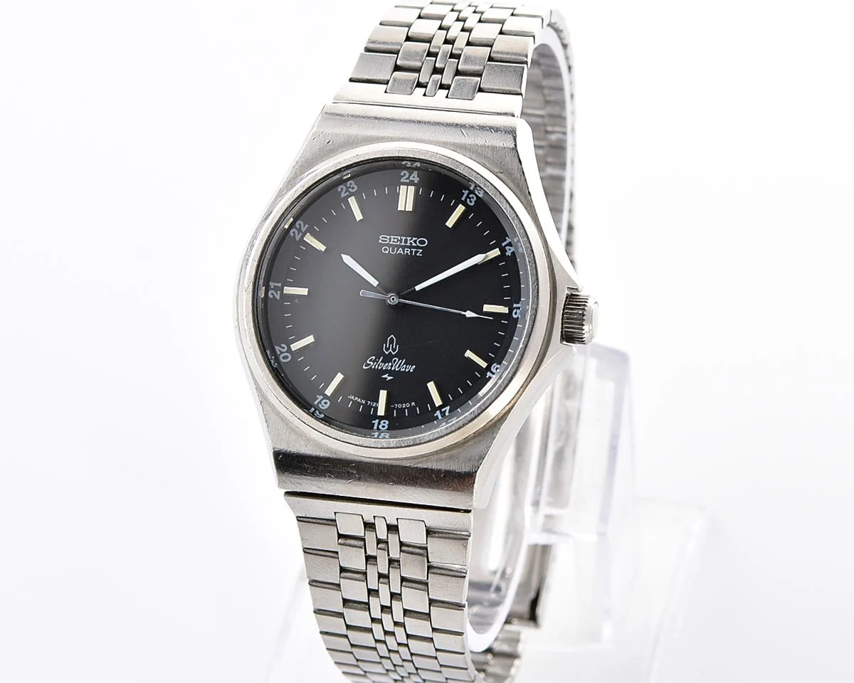 Retro Sport Elegance: Vintage 1979 Seiko SilverWave with black "Military Dial"