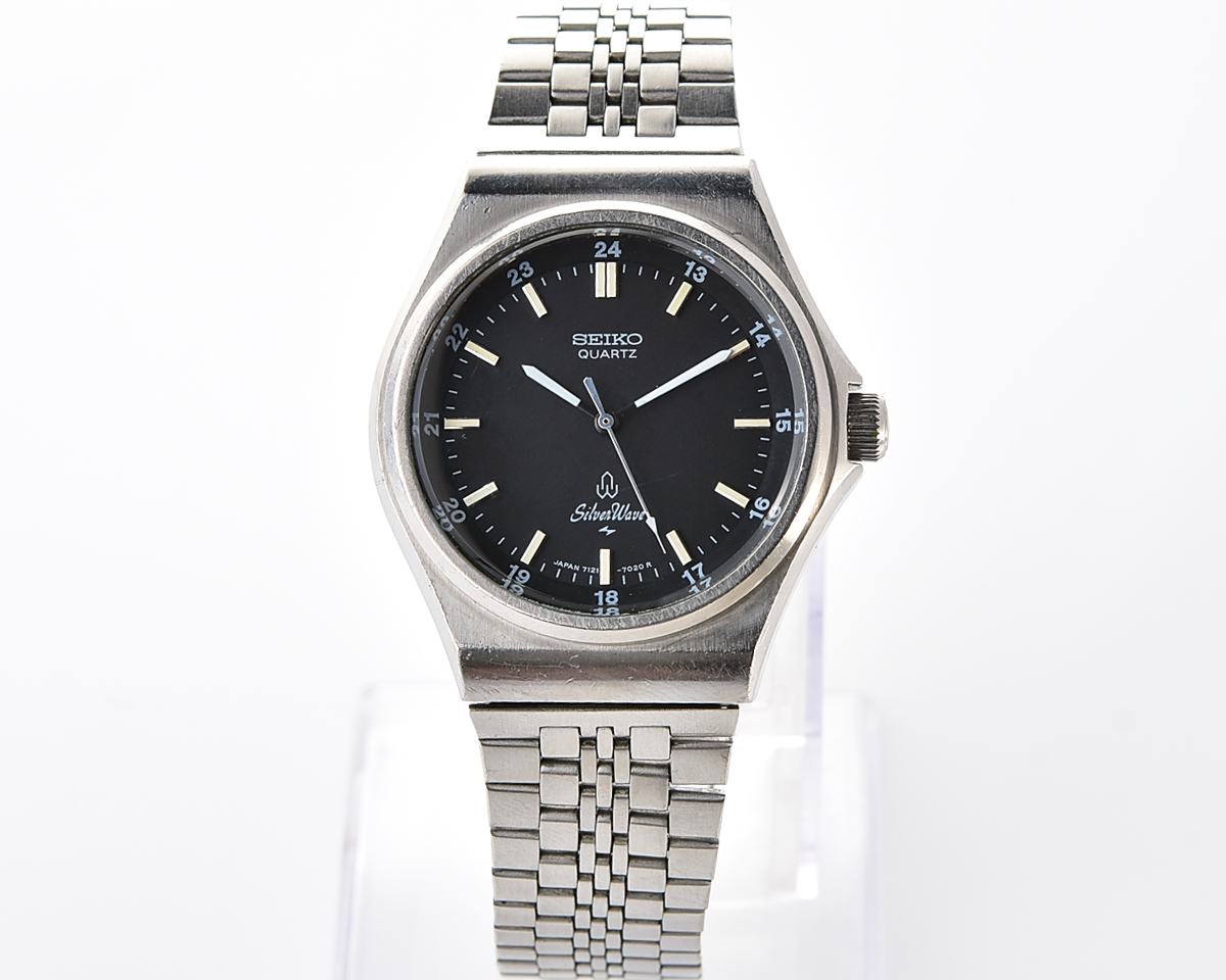 Retro Sport Elegance: Vintage 1979 Seiko SilverWave with black "Military Dial"