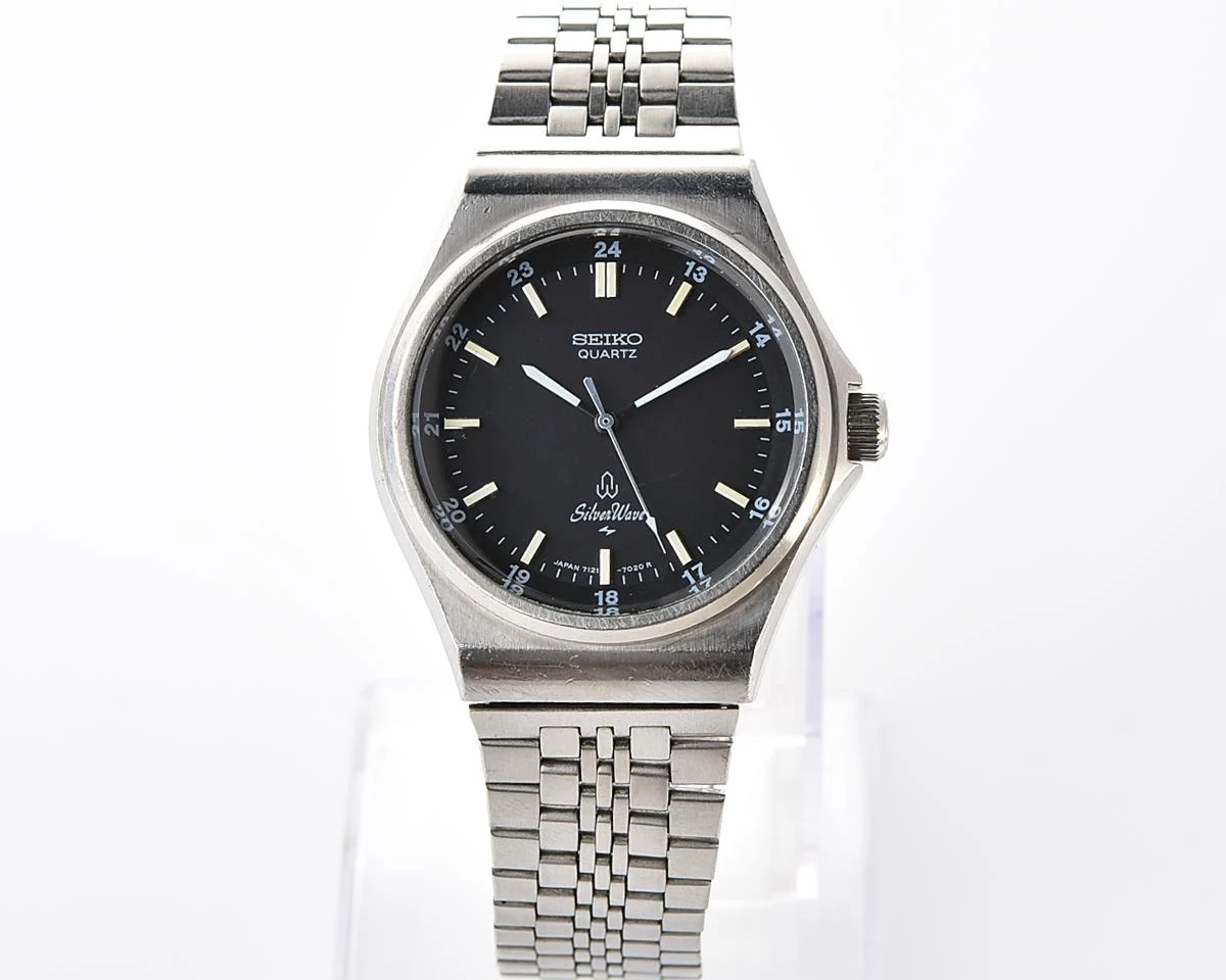 Retro Sport Elegance: Vintage 1979 Seiko SilverWave with black "Military Dial"