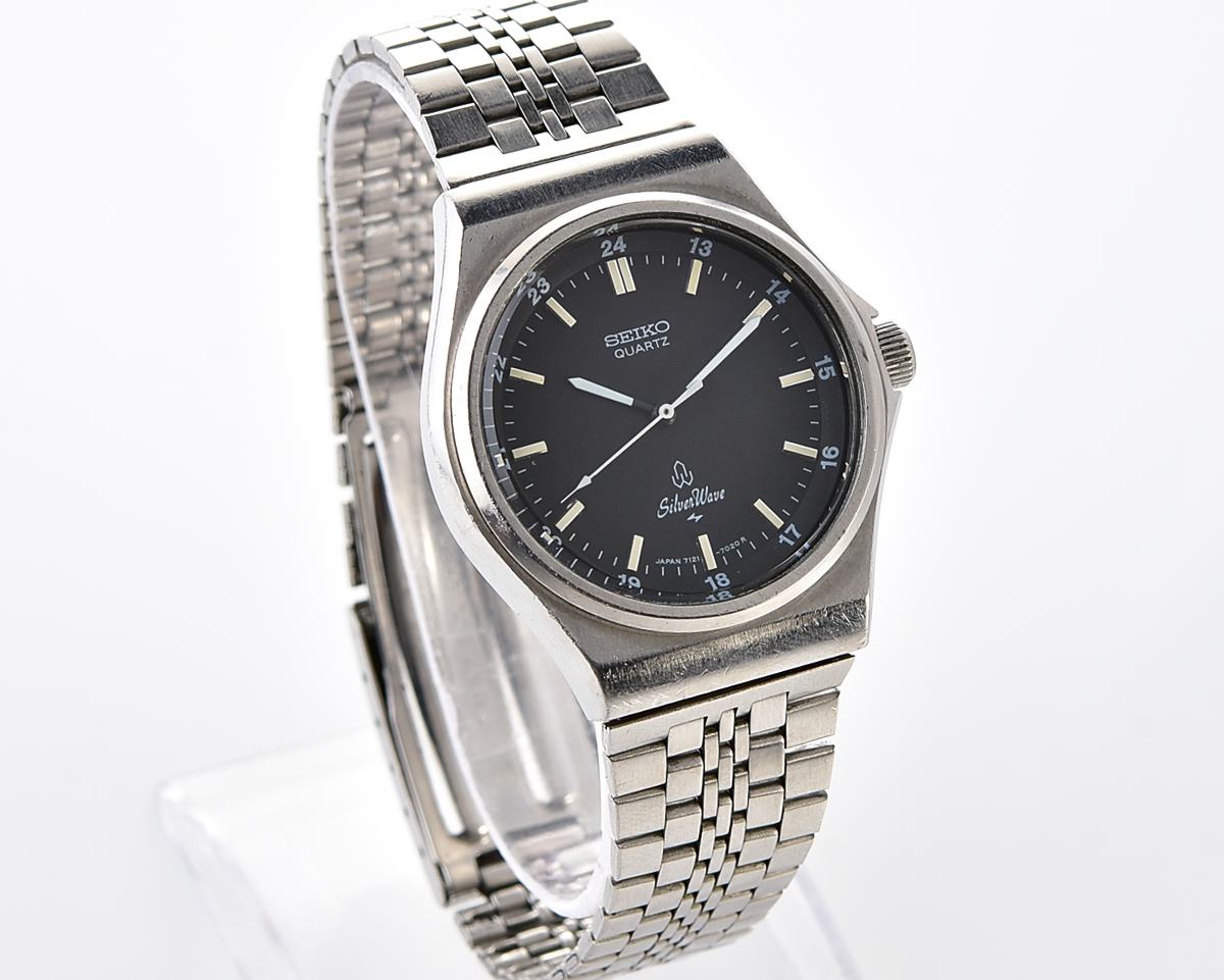 Retro Sport Elegance: Vintage 1979 Seiko SilverWave with black "Military Dial"