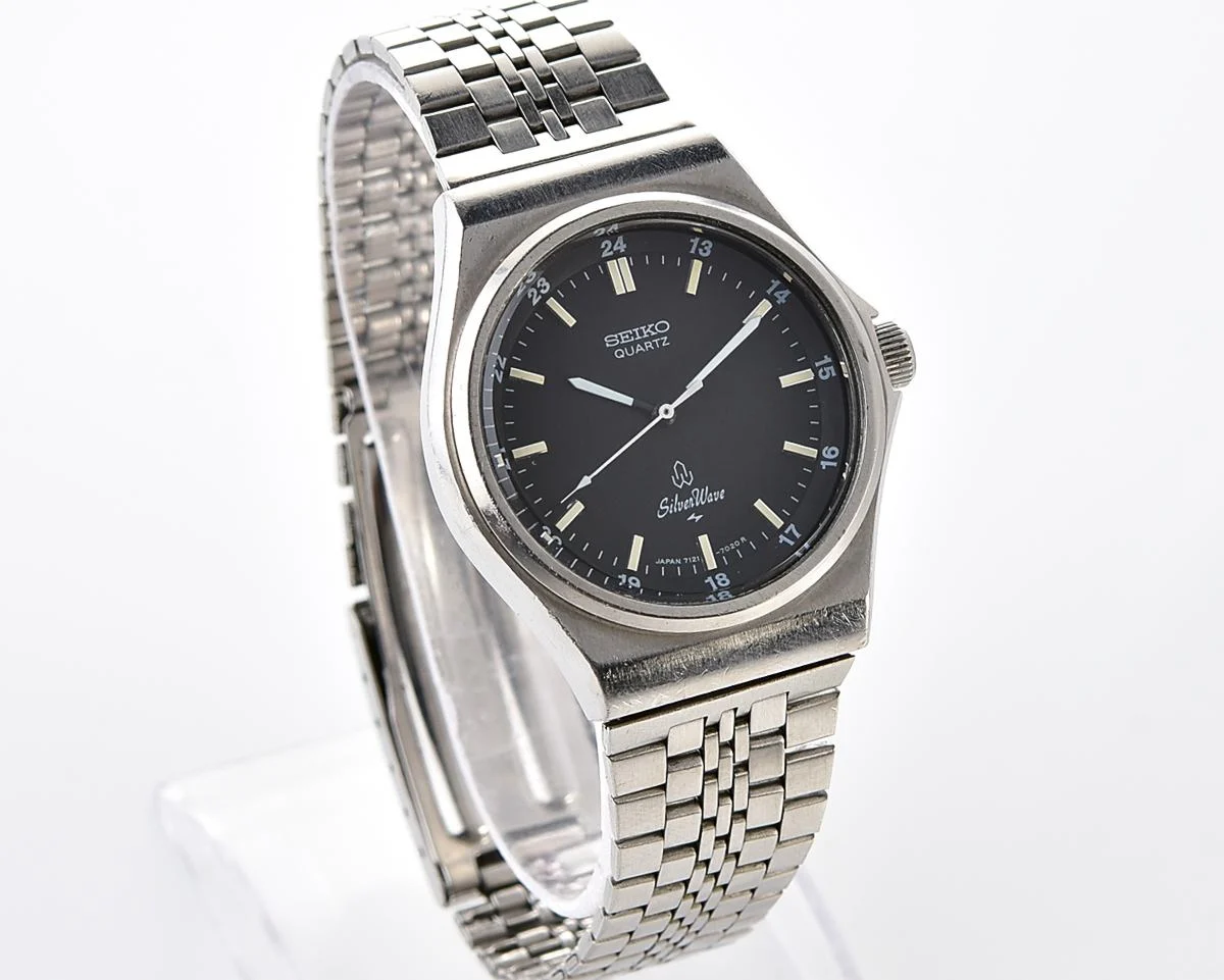 Retro Sport Elegance: Vintage 1979 Seiko SilverWave with black "Military Dial"