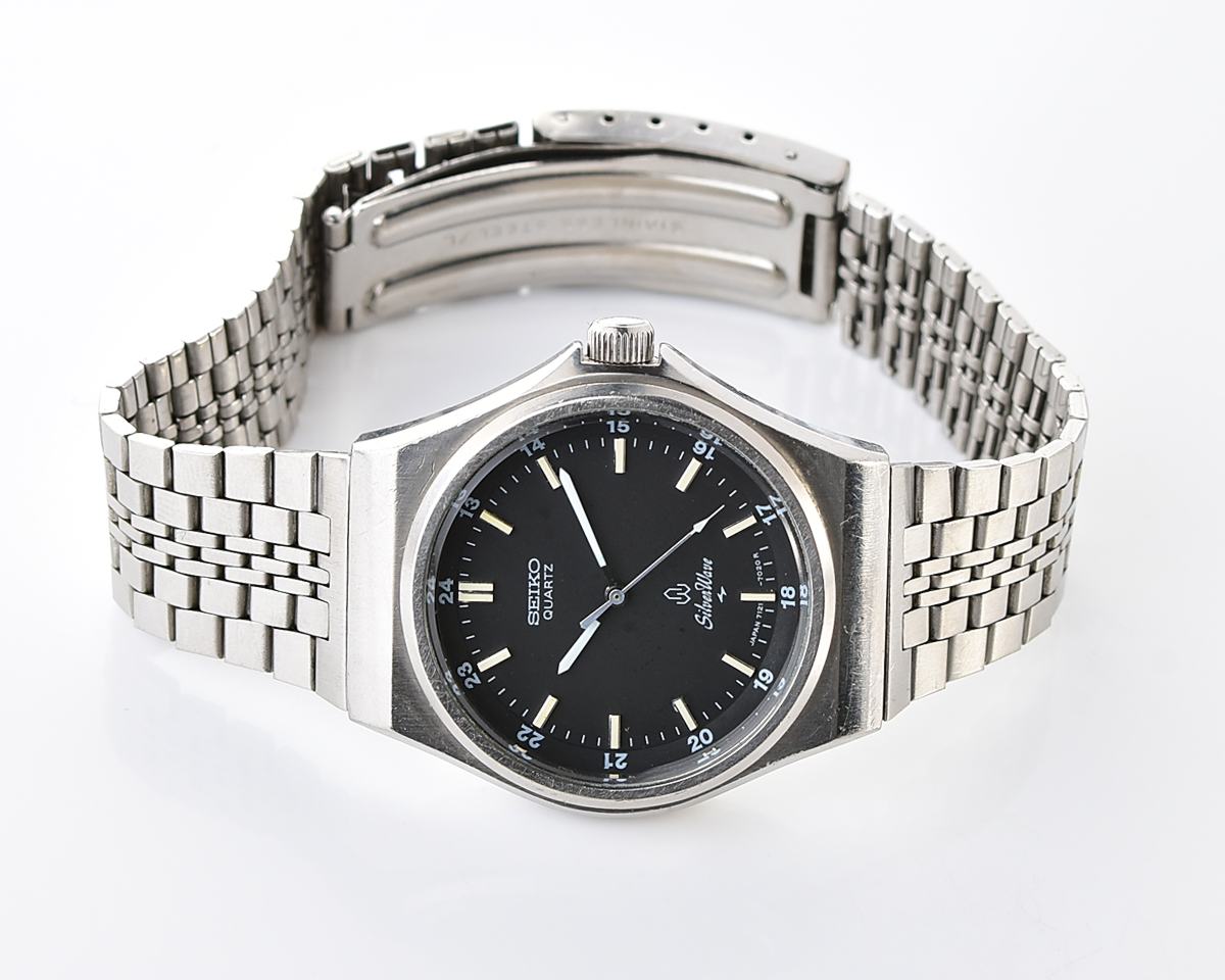 Retro Sport Elegance: Vintage 1979 Seiko SilverWave with black "Military Dial"