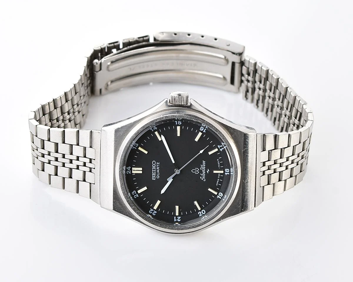 Retro Sport Elegance: Vintage 1979 Seiko SilverWave with black "Military Dial"