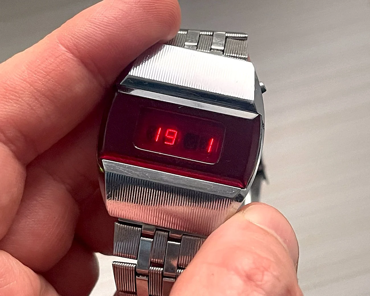 First Red LED Digital Vintage USSR Wristwatch Electronika E-1 Pulsar!