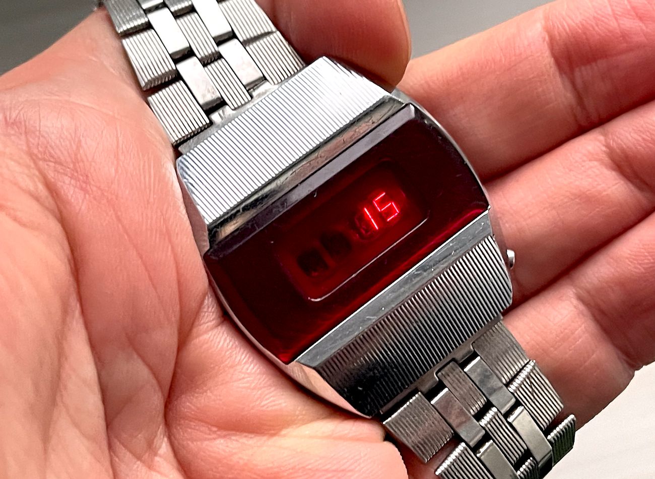 First RED LED Digital Vintage USSR Wristwatch Electronika E-1 Pulsar!