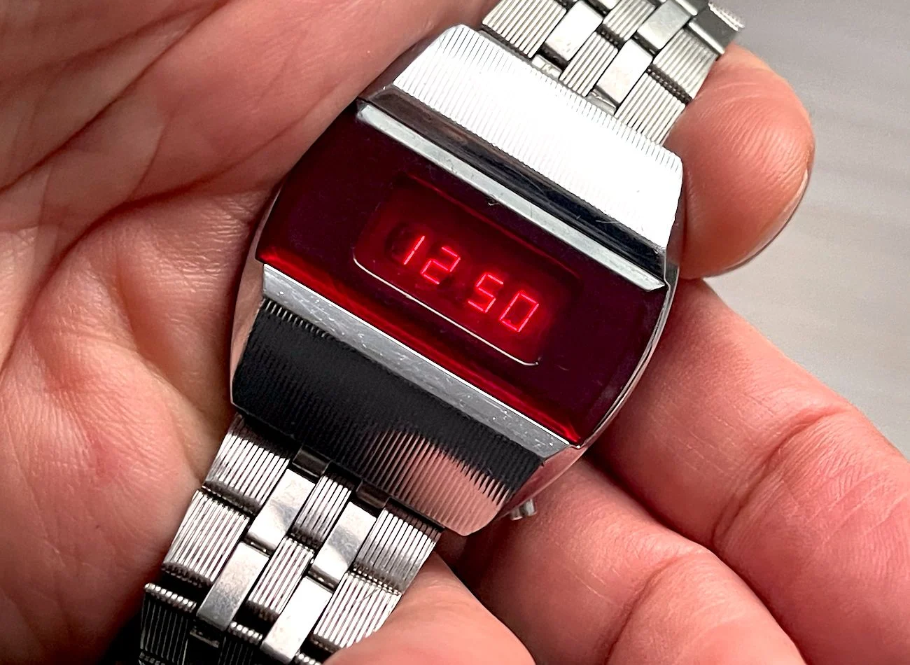 First Red LED Digital Vintage USSR Wristwatch Electronika E-1 Pulsar!