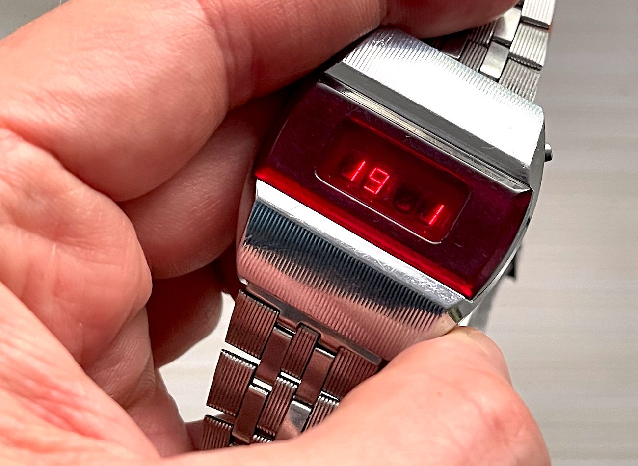 First RED LED Digital Vintage USSR Wristwatch Electronika E-1 Pulsar!