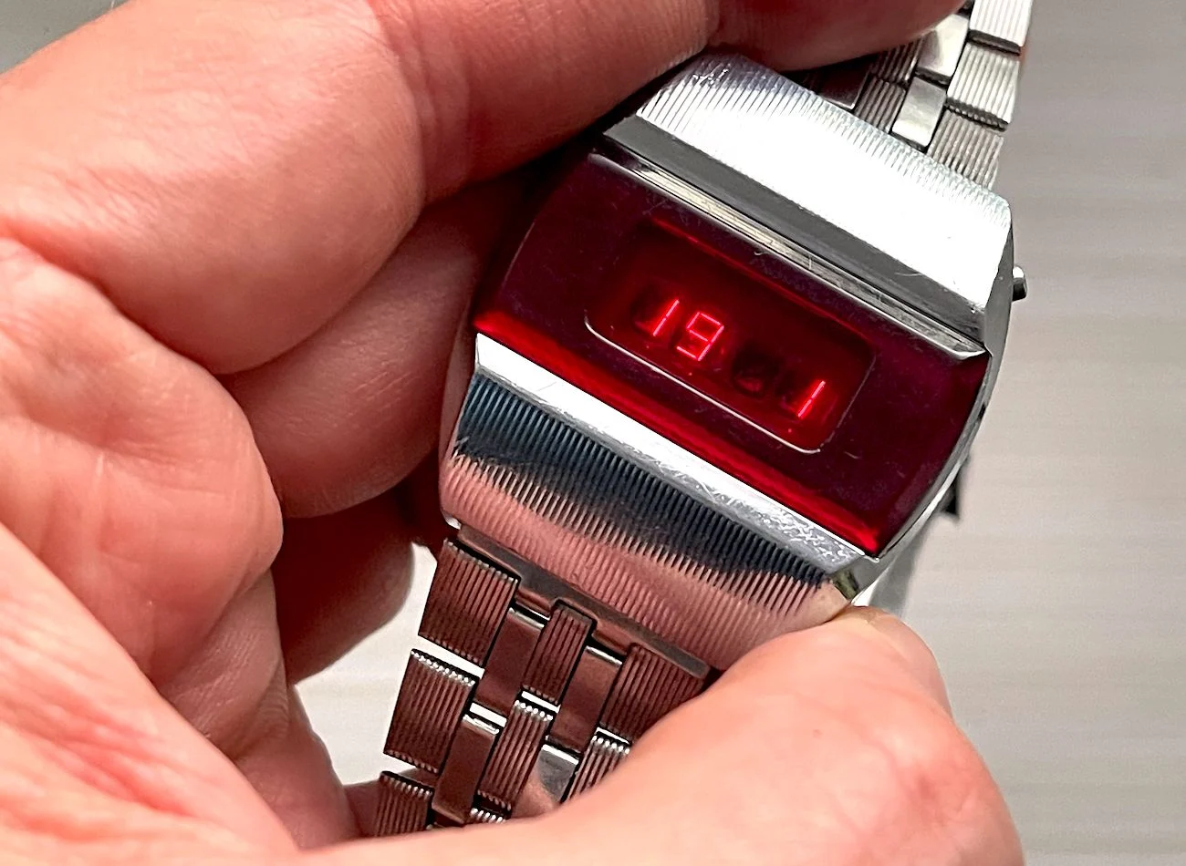 First Red LED Digital Vintage USSR Wristwatch Electronika E-1 Pulsar!