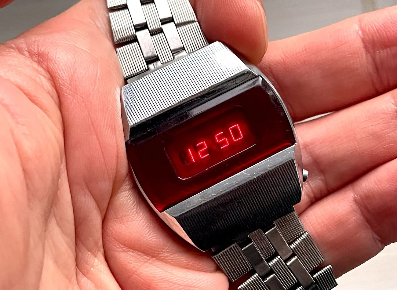 First Red LED Digital Vintage USSR Wristwatch Electronika E-1 Pulsar!