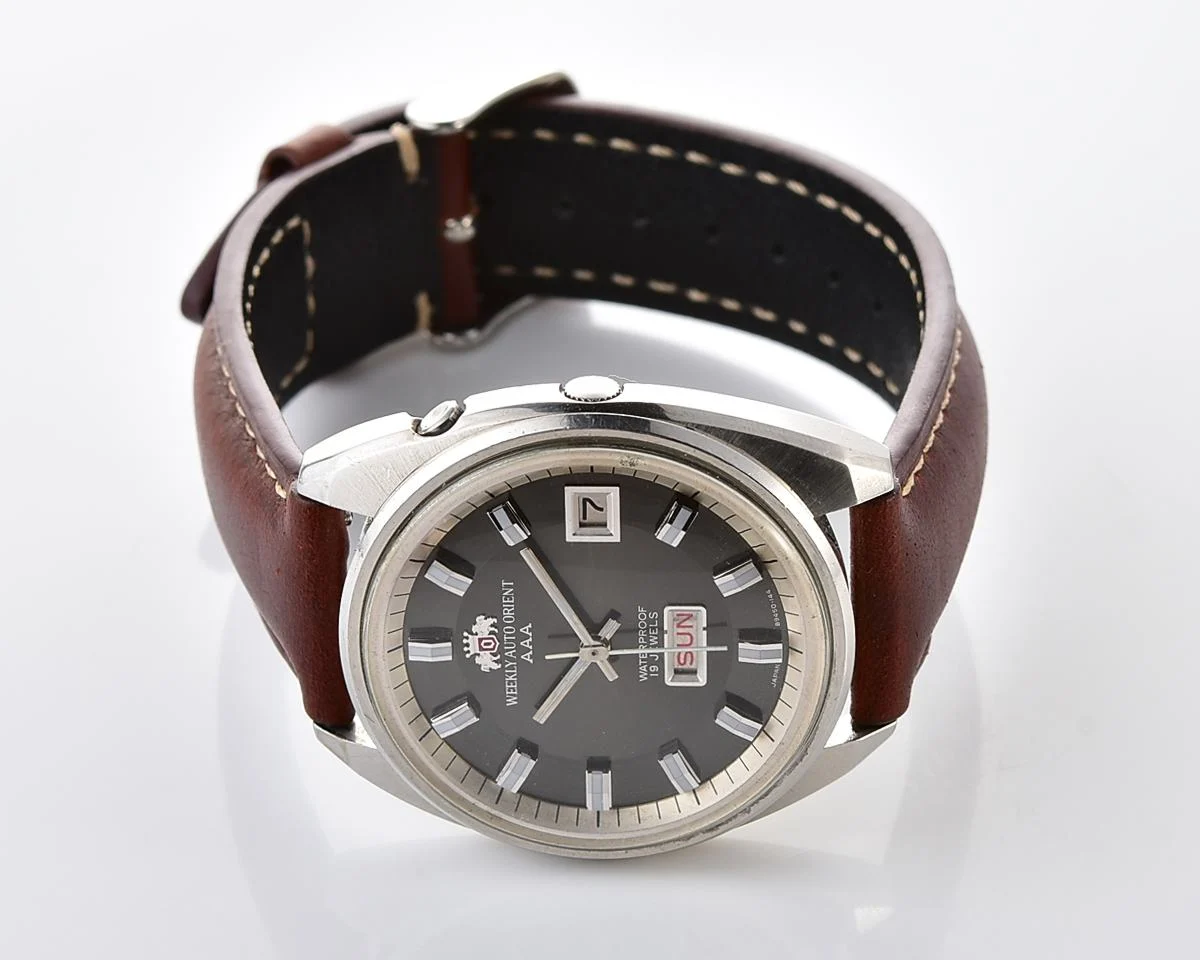 Vintage Orient Weekly Auto AAA Swimmer – Charcoal Sunburst Day-Date Automatic from the 1960s