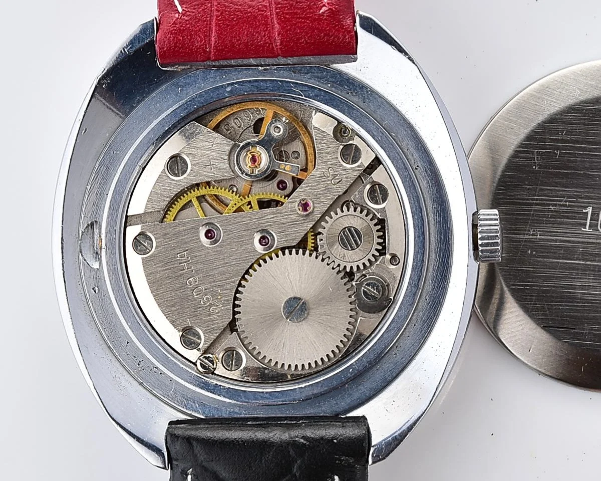 Black & Red vintage mechanical Raketa watch